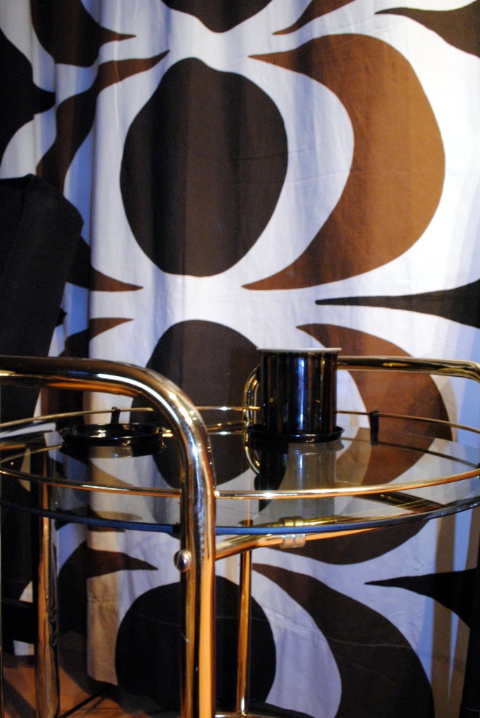 tarjoiluvaunu-ja-verho