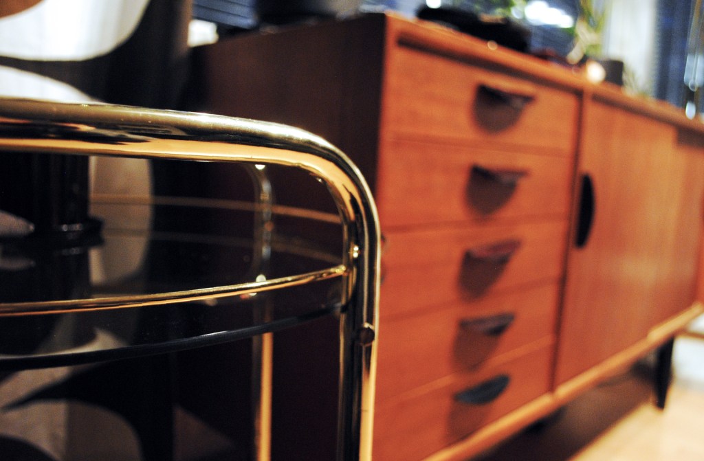 tarjoiluvaunu-messinkia