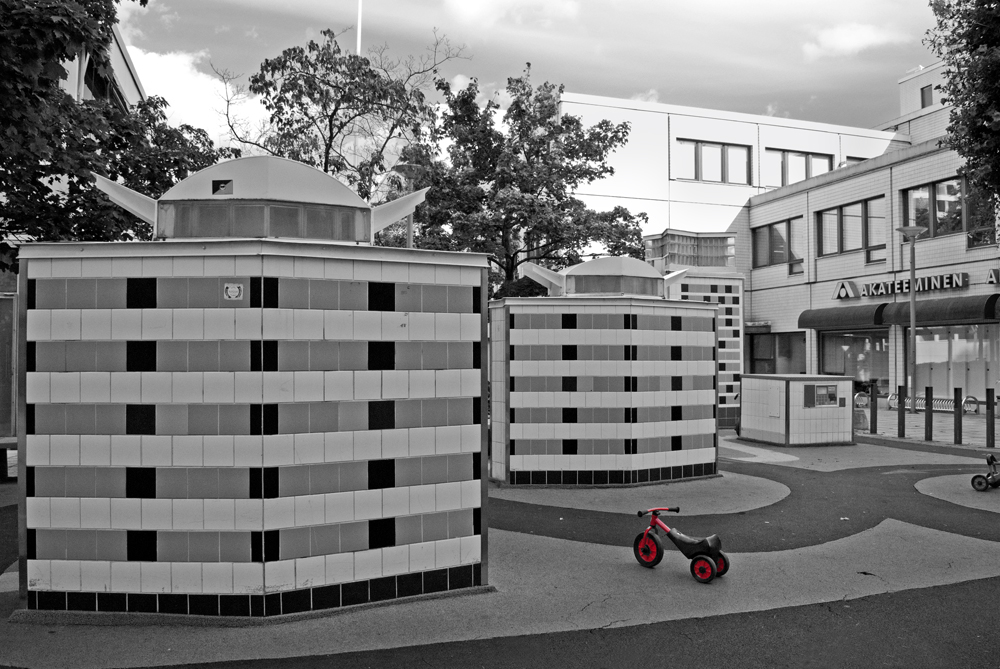 leikkipaikka-punainen-mopo