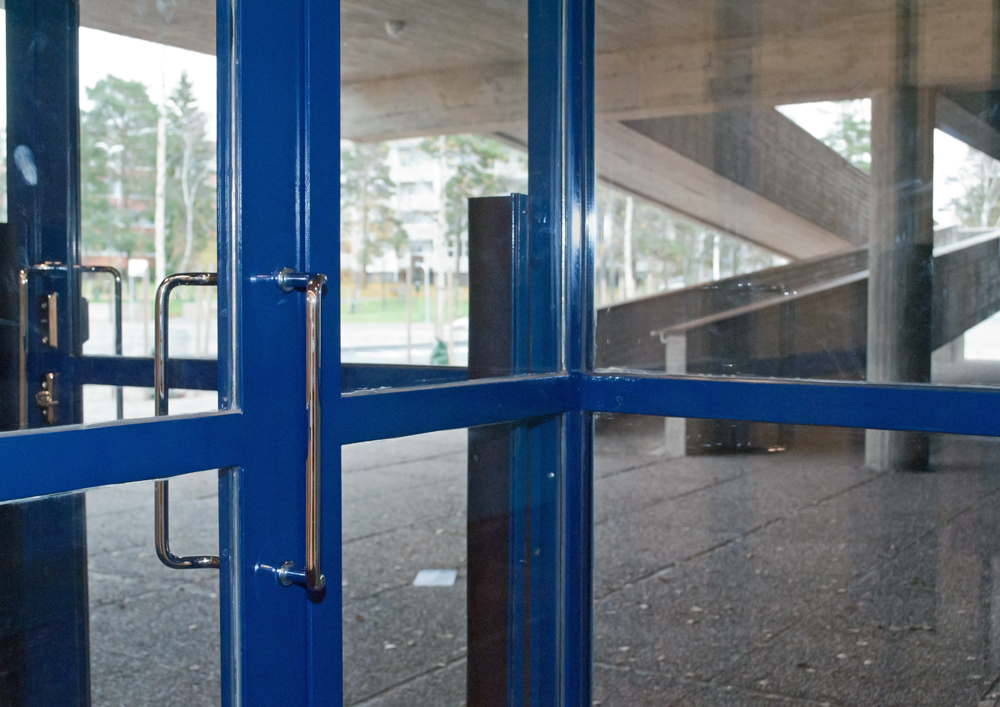 roihuvuoren-koulu-ovi