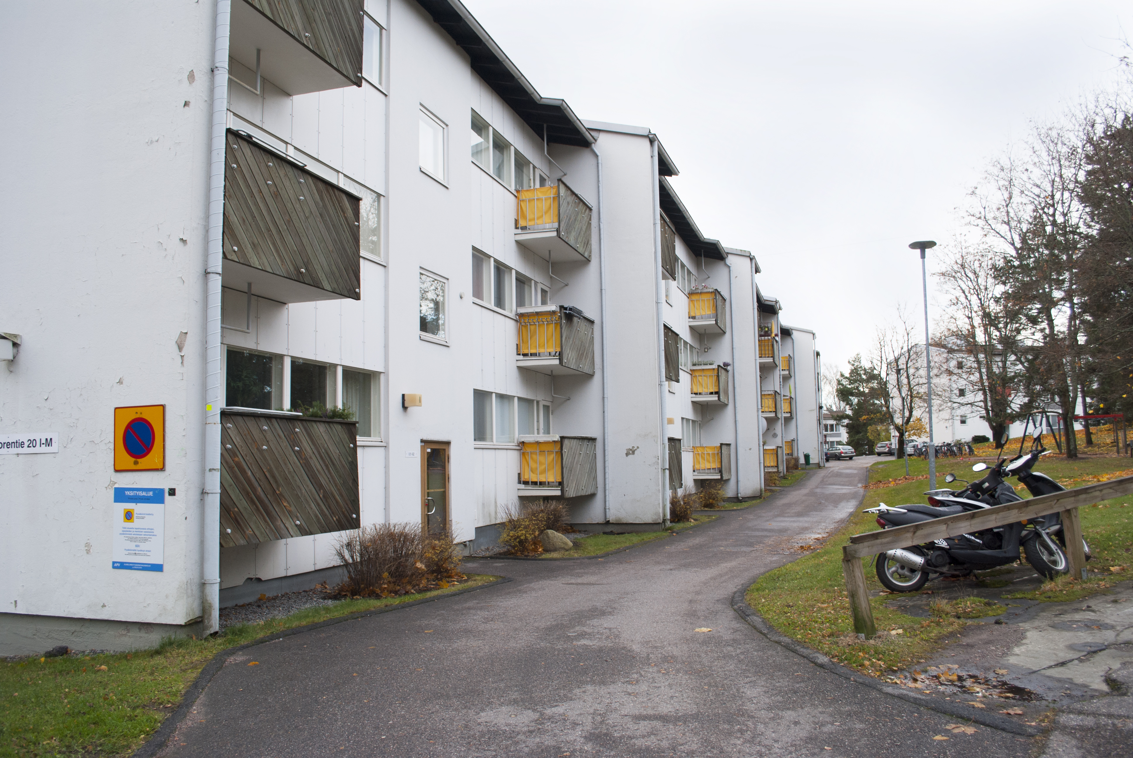 Kerrostaloja Roihuvuoressa.jpg