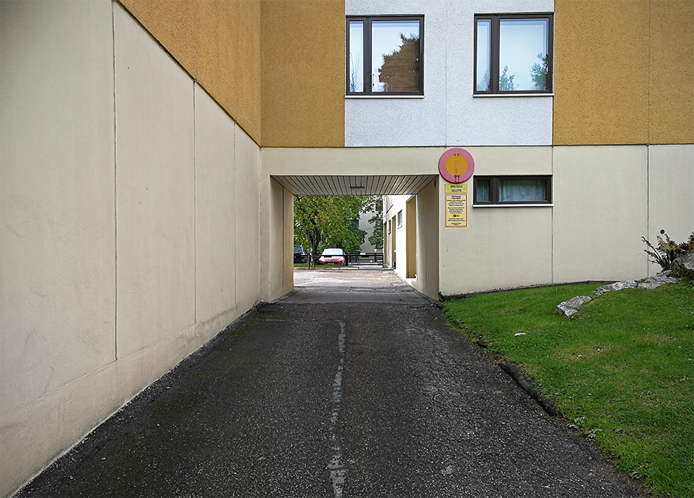 Kerrostalon pohjakerroksessa on aukko, josta pääsee sisäpihalle