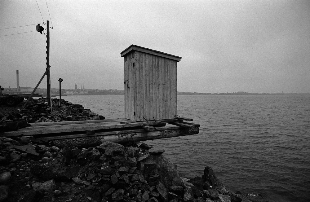 Huussi laiturin nokassa Hernesaarenrannassa. Syksy 1970. Simo Rista / Finna.fi.