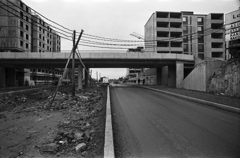 Rakenteilla olevaa Itä-Pasilaa. Näkymä Ratamestarinkadulta pohjoisen suuntaan. Keskellä Resiinankujan silta. Simo Rista / Finna.fi.