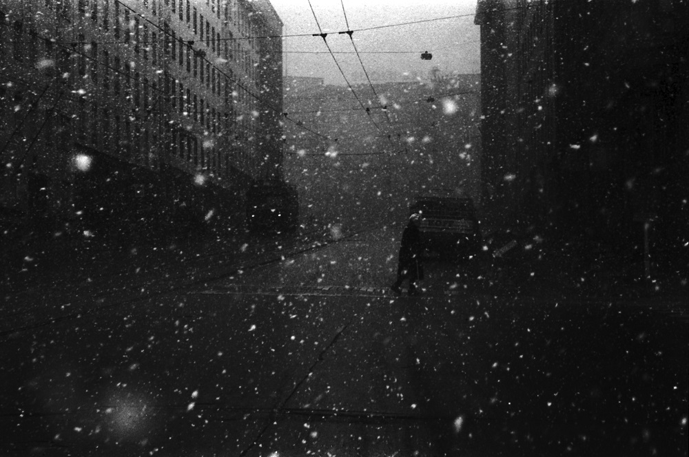 Näkymä keväisessä räntäsateessa Runeberginkadulta Eteläisen Hesperiankadun (Hesperian esplanadin) kulmasta pohjoiseen, Töölöntorin suuntaan. Simo Rista / Finna.fi.