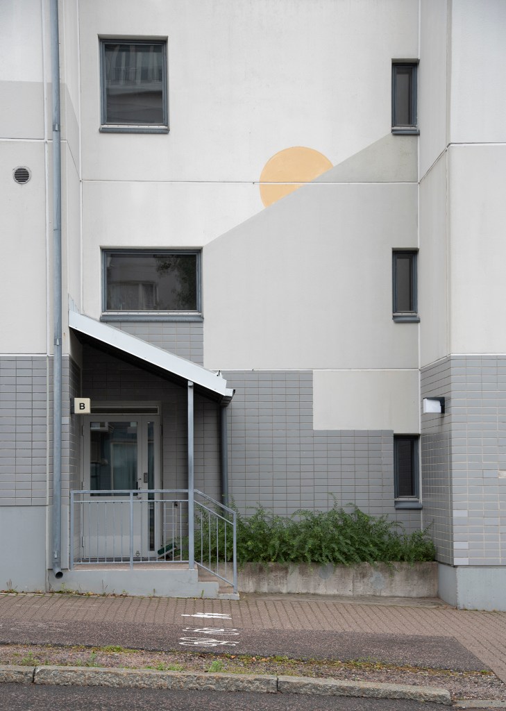 Graafinen maalaus kerrostalon seinässä