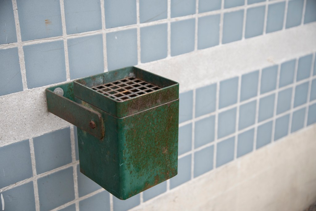 Tuhk-astia laattapintaisella seinällä,