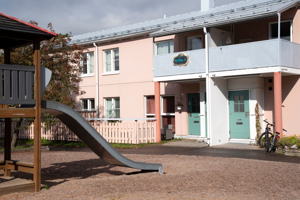 Kaksikerroksinen talo, pihalla liukumäki