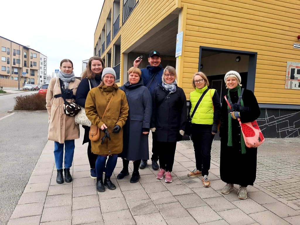 Tutustumassa alueeseen Jaana Kähkärö, Sanna Lillbroända-Annala, Tiina Suopajärvi, Jenni Rinne, Ari-Pekka Miettinen, Silja Laine, Päivi Leinonen ja Inga Strauss.