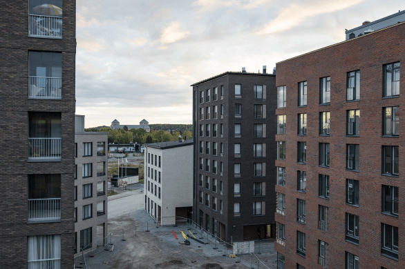 Uusia kerrostaloja Herttuankulmassa. Taustalla näkyy Turun linna.