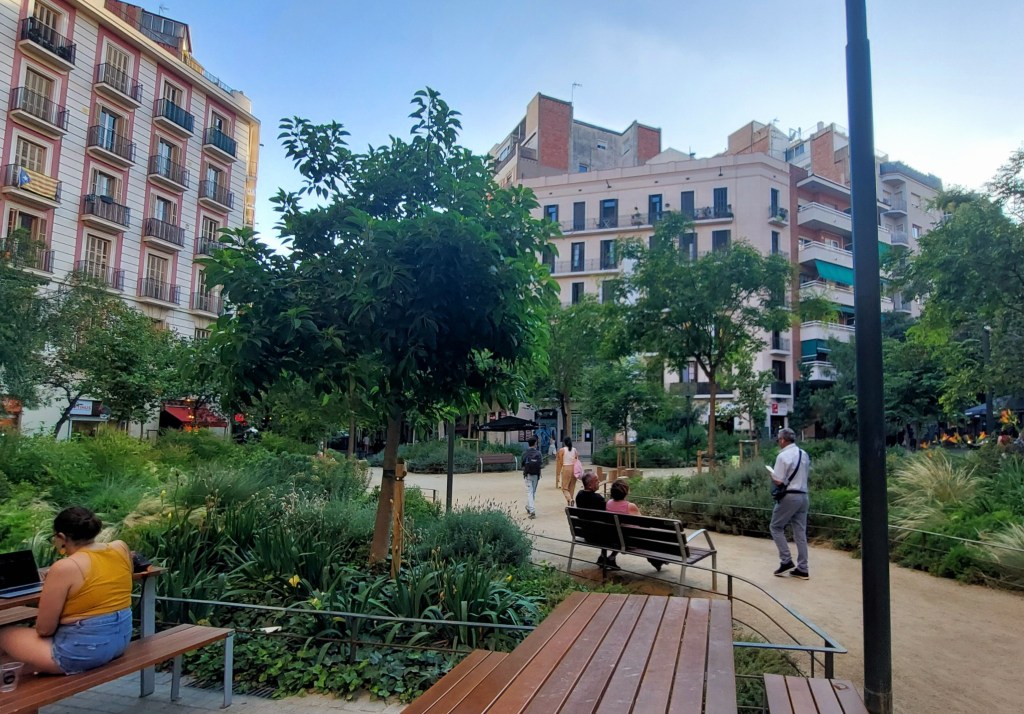 Vehreä aukio Barcelonassa