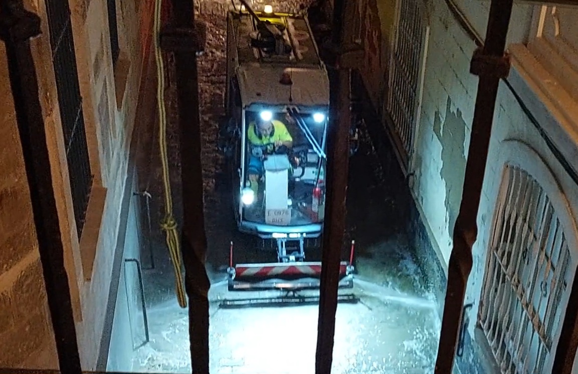 Lakaisukone pimeällä kadulla