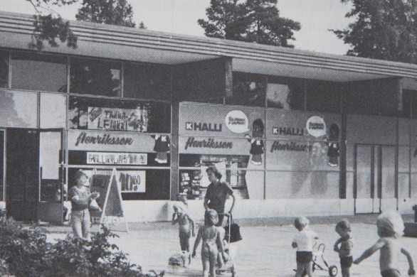 Mustavalkoinen kuva K-kaupan edustalta