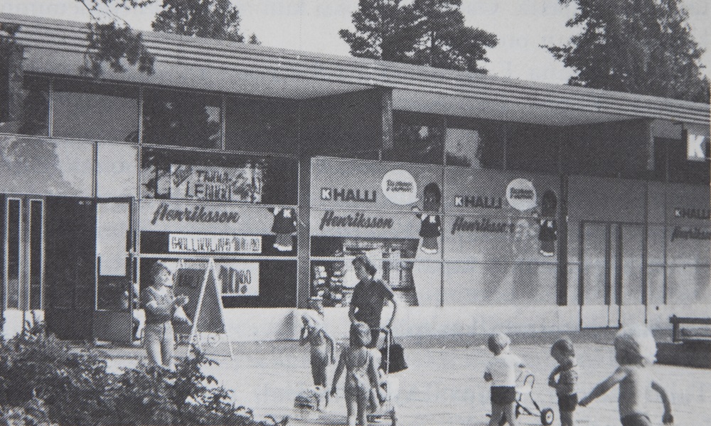 Mustavalkoinen kuva K-kaupan edustalta