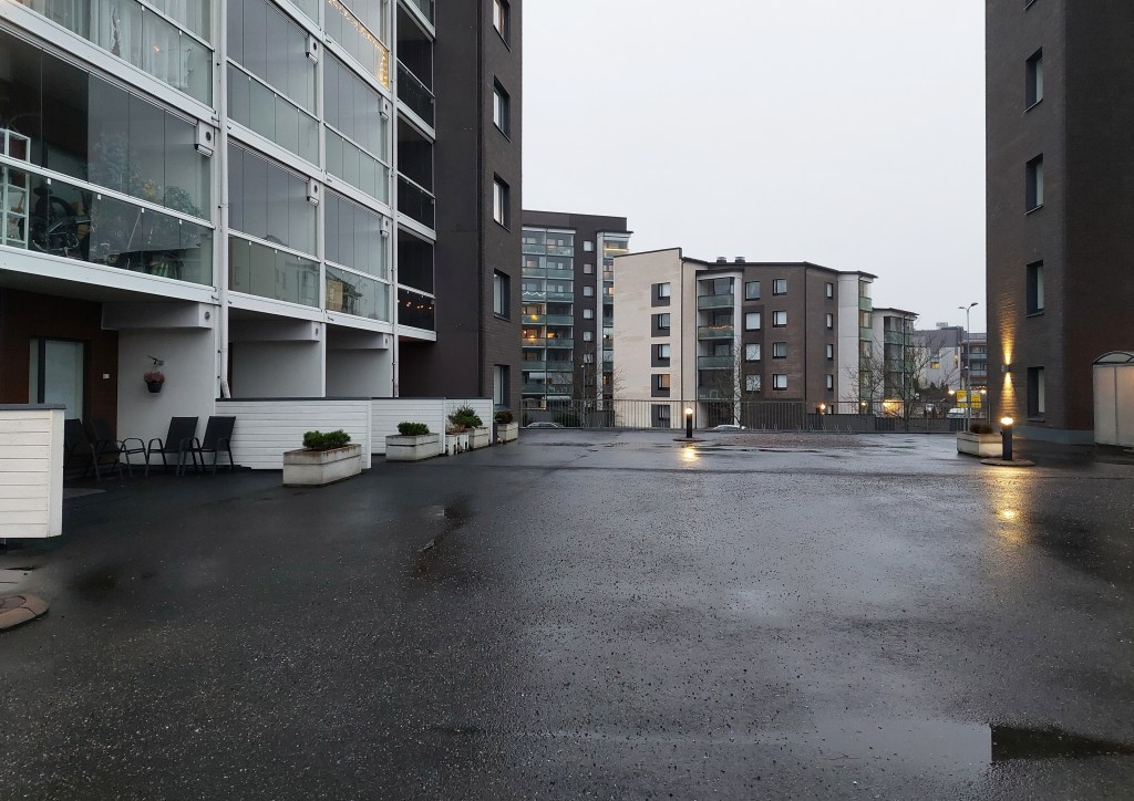 Skanssi kerrostaloja ja kansipihaa. Kuva Päivi Leinonen