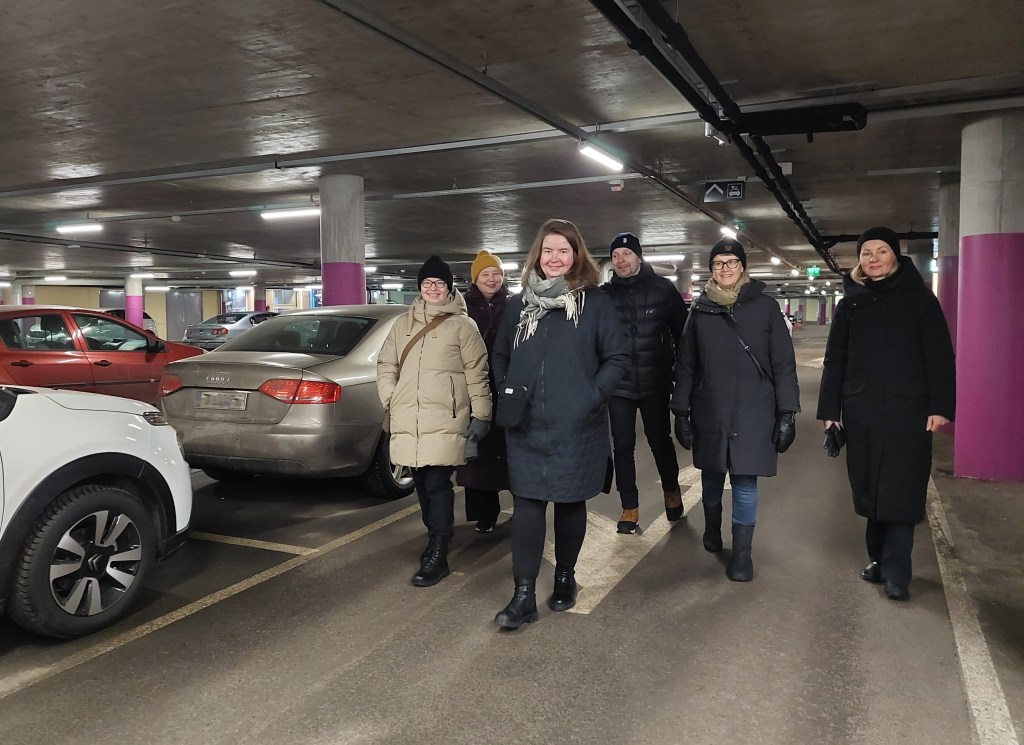 Kokora-tutkimusryhmä Harppuunakorttelin parkkihallissa. Kuva Päivi Leinonen