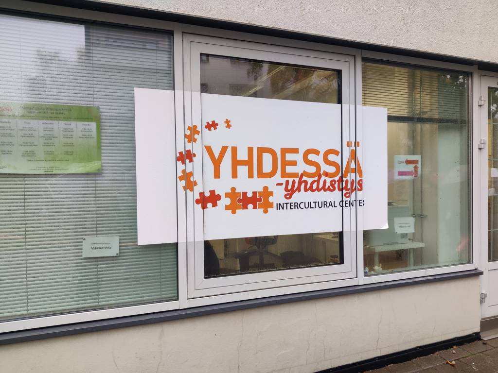 Yhdessä-yhdistyksen ikkunateksti Runosmäessä.